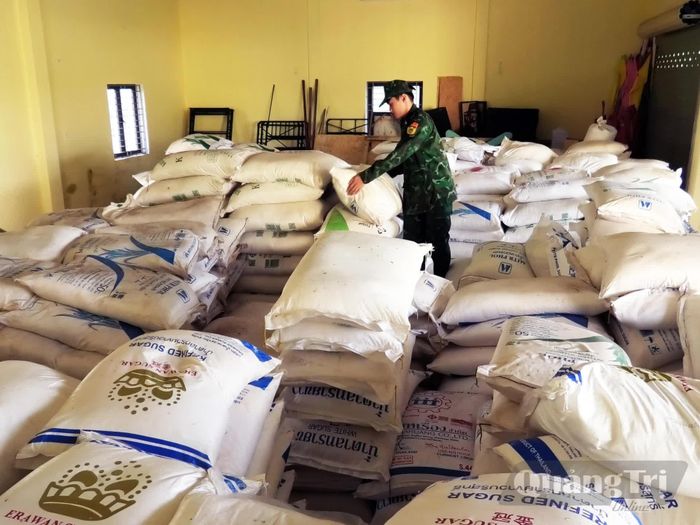 Tang vật là đường kính do Đồn Biên phòng CKQT Lao Bảo bắt giữ chờ xử lý - Ảnh: H.N