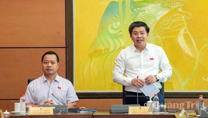 Đồng chí Trần Vũ Khiêm, Phó Bí thư Thường trực Tỉnh ủy, Trưởng đoàn ĐBQH tỉnh thảo luận về dự thảo Luật sửa đổi, bổ sung một số điều của Luật Sở hữu trí tuệ - Ảnh: CTV