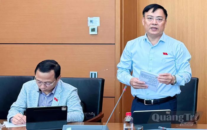 Đồng chí Thiếu tướng Nguyễn Thanh Liêm, Ủy viên Ban Thường vụ Tỉnh ủy, Giám đốc Công an tỉnh thảo luận về dự án Luật An toàn thực phẩm (sửa đổi) - Ảnh: CTV