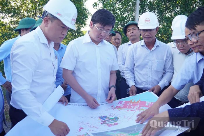 Đồng chí Bùi Hoàng Phương, Chủ tịch UBND tỉnh khảo sát thực địa, nghe báo cáo đề xuất dự án Khu dân cư-Cảng cao cấp ngã 5 Vico-giai đoạn 1 - Ảnh: Đ.V