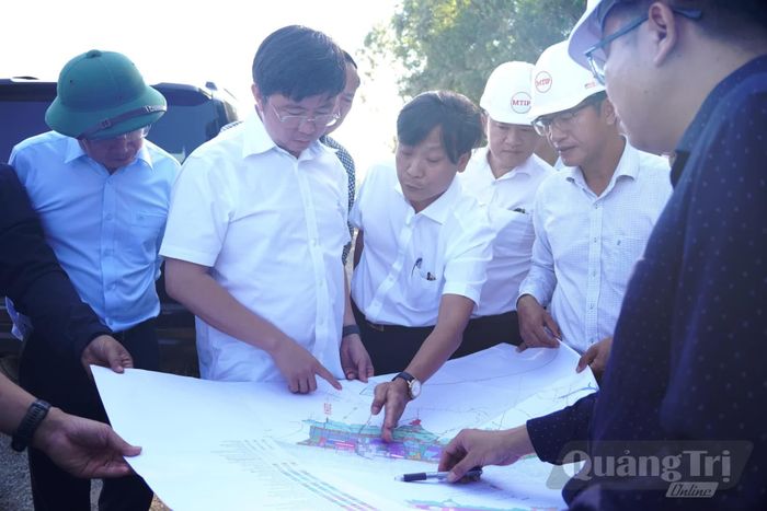 Đồng chí Bùi Hoàng Phương, Chủ tịch UBND tỉnh khảo sát thực địa, nghe báo cáo đề xuất Trung tâm logistics phục vụ cảng biển Mỹ Thủy - Ảnh: Đ.V