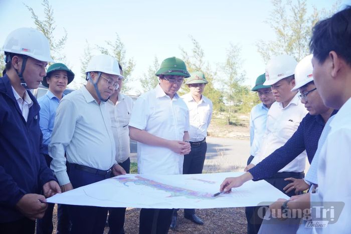 Đồng chí Bùi Hoàng Phương, Chủ tịch UBND tỉnh khảo sát thực địa, nghe báo cáo đề xuất dự án Trung tâm logistics phục vụ cảng biển Mỹ Thủy - Ảnh: Đ.V