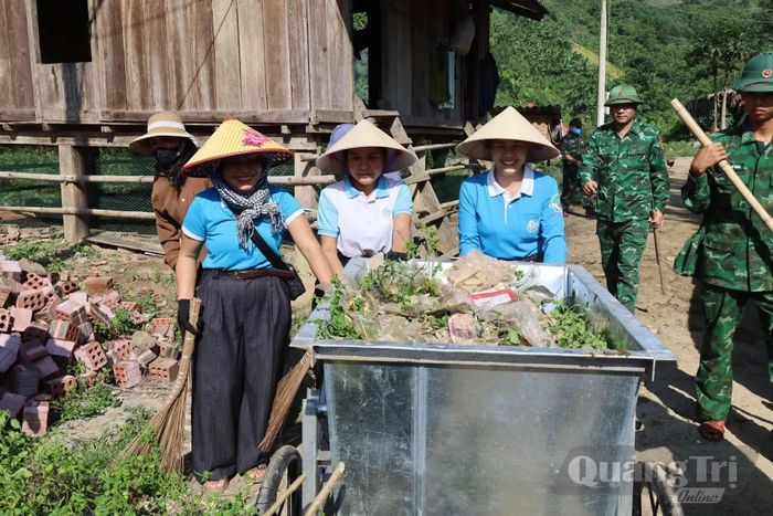 Hội LHPN xã Dân Hóa cùng cán bộ, chiến sĩ Bộ đội Biên phòng thu gom rác thải, vệ sinh khuôn viên nhà ở tại bản Lòm-K.Chăm, xã Dân Hóa, góp phần giữ gìn môi trường bản làng sạch đẹp - Ảnh: Q.N.