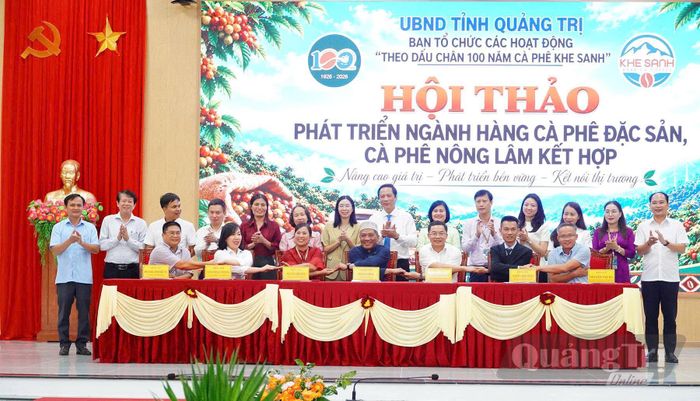 Đại diện các doanh nghiệp và các nhà sản xuất ký biên bản ghi nhớ hợp tác tại hội thảo - Ảnh: Hoàng Hùng