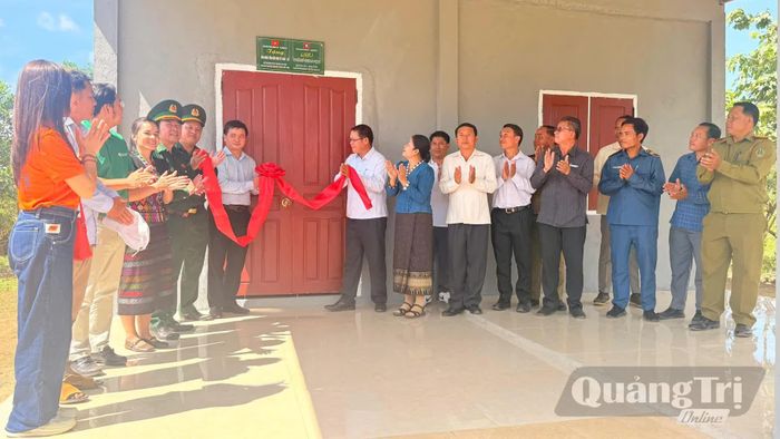 Trao tặng nhà nghĩa tình biên giới Việt Nam-Lào cho người dân có hoàn cảnh khó khăn tại bản A Via - Ảnh: Hoàng Hùng