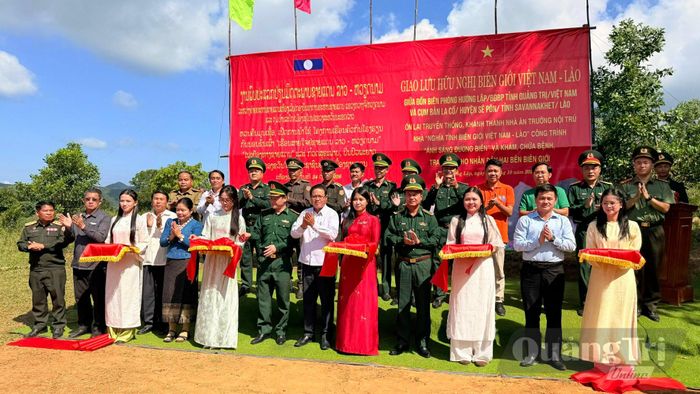 Lễ bàn giao công trình “Ánh sáng đường biên” cho bản A Via-Cụm bản La Cồ, Lào - Ảnh: Hoàng Hùng