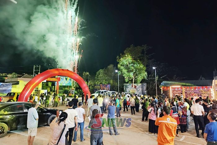 Màn bắn pháo hoa tầm thấp tại sân UBND xã