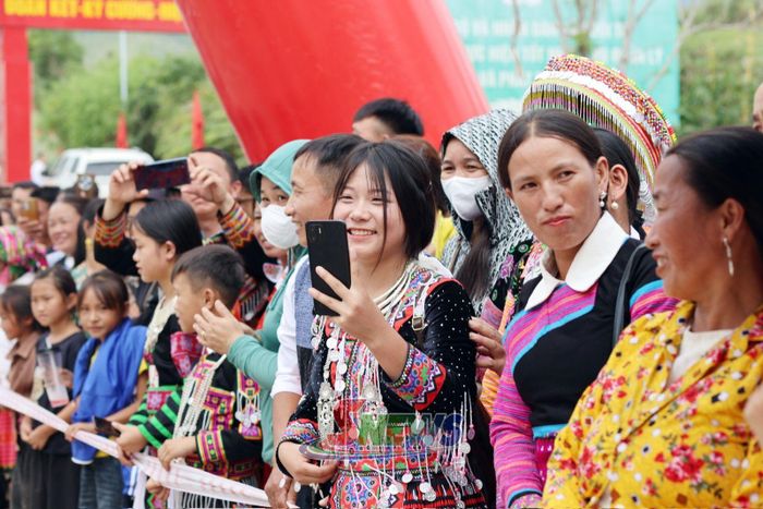 Đông đảo nhân dân và du khách tham gia cổ vũ các đội thi đấu thể thao dân gian