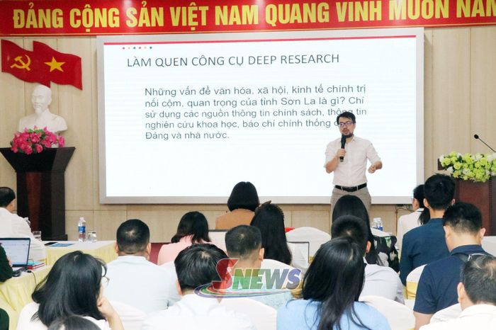 Giảng viên truyền đạt chuyên đề ứng dụng AI trong hoạt động báo chí, truyền thông.