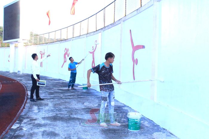 Công tác sơn sửa, trang trí tường bao quanh sân vận động được gấp rút triển khai hoàn thiện.
