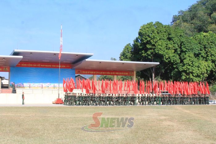 Khối hồng kỳ của Bộ Chỉ huy Quân sự tỉnh hăng say luyện tập đội ngũ tại khu vực lễ đài