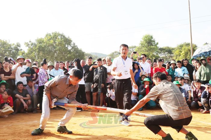 Nội dung thi đẩy gậy nam trên 50kg.