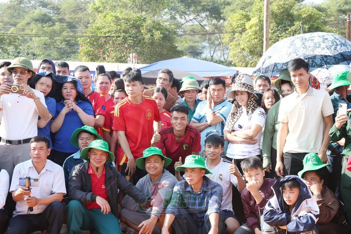 Đông đảo khán giả theo dõi, cỗ vũ.