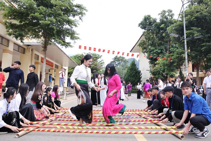 Tổ chức các hoạt động văn hoá trong nhà trường giúp học sinh có lối sống lành mạnh, tránh xa tệ nạn xã hội.