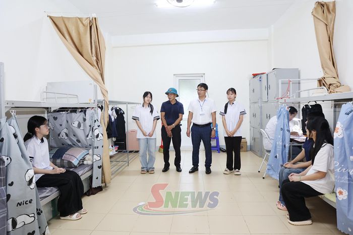 Ban Giám hiệu Trường THPT Chuyên Sơn La kiểm tra tình hình an ninh khu nội trú.