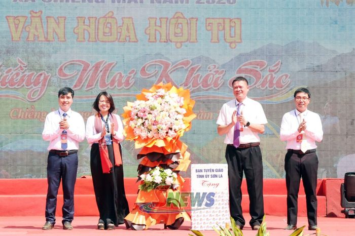 Đồng chí Đinh Thị Bích Thảo, Ủy viên Ban Thường vụ Tỉnh ủy, Trưởng Ban Tuyên giáo Tỉnh ủy  tặng hoa chúc mừng Ngày hội.