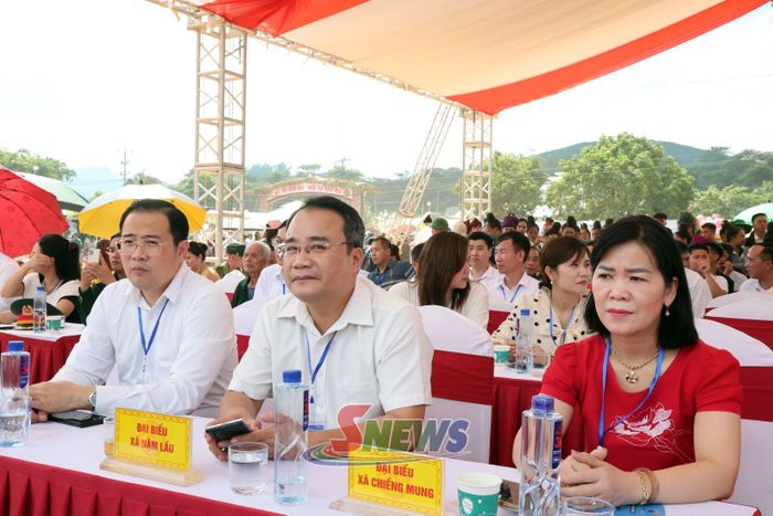 Các đại biểu tham dự lễ khai mạc.