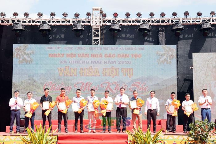 Ban tổ chức vinh danh các đơn vị tài trợ.