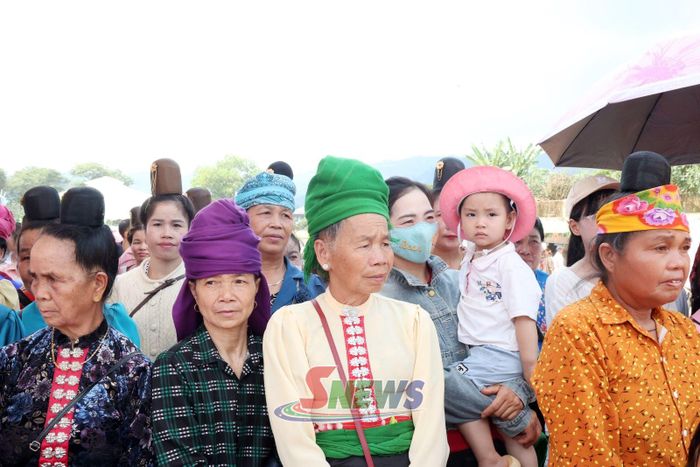 Đông đảo nhân dân tham dự Ngày hội.