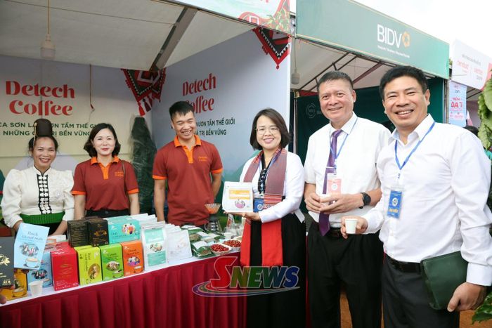 Các đại biểu tham quan gian hàng.