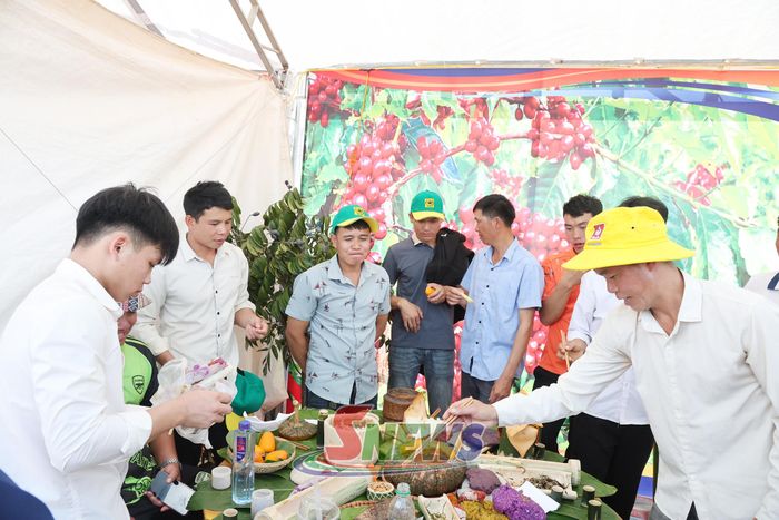 Đông đảo nhân dân và du khách thưởng thức ẩm thực tại Ngày hội.