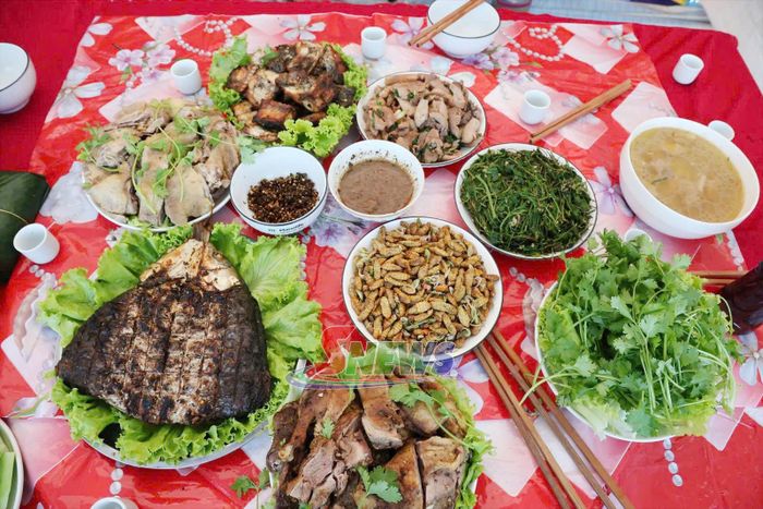 Mâm cơm được chuẩn từ các nguyên liệu sẵn có ở địa phương.
