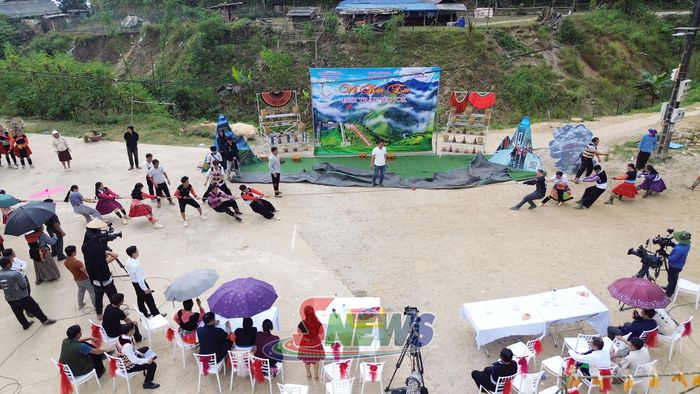 Các đội chơi tham gia phần thi trò chơi dân gian "kéo co" tại gameshow