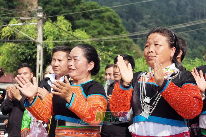Đông đảo nhân dân tới xem và cổ vũ