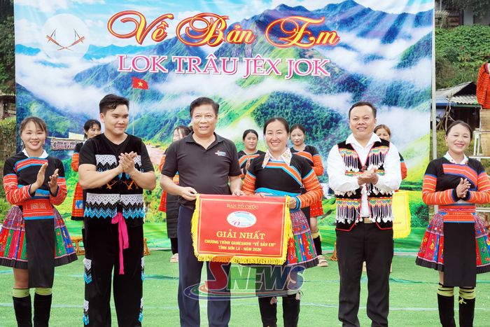 Ban tổ chức trao giải nhất cho bản Suối Khang