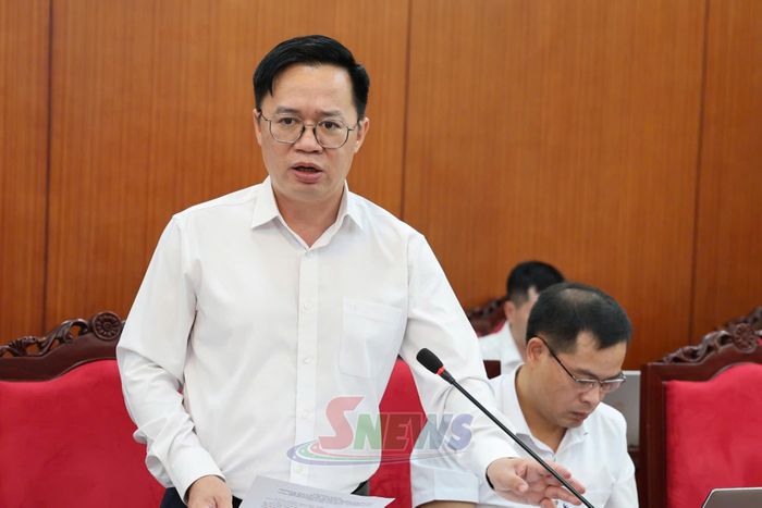 Lãnh đạo Sở Tài chính báo cáo tại cuộc làm việc.