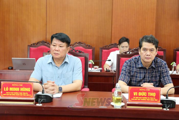 Các đồng chí Thường trực Tỉnh ủy và HĐND tỉnh dự cuộc làm việc.