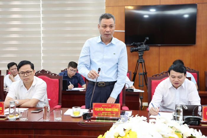 Đồng chí Phó Chủ tịch UBND tỉnh báo cáo tại cuộc làm việc.