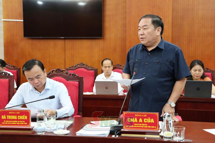 Đồng chí Chá A Của, Phó Bí thư Tỉnh ủy, Chủ tịch Ủy ban MTTQ Việt Nam tỉnh phát biểu tại cuộc làm việc.