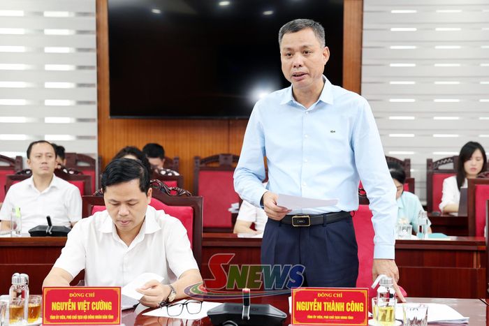 Đồng chí Phó Chủ tịch UBND tỉnh báo cáo tại cuộc làm việc.