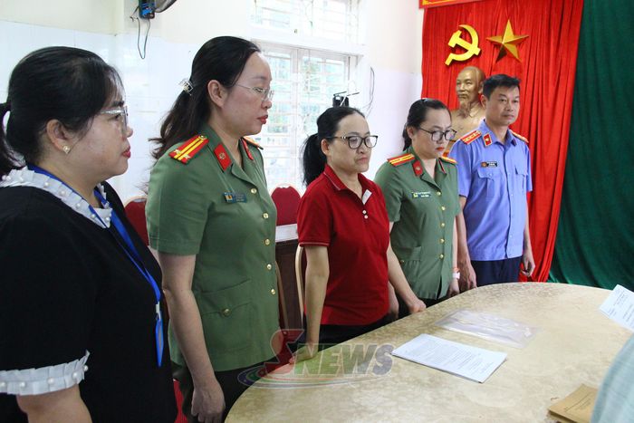 Đối tượng Đàm Thị Tươi (áo đỏ). Ảnh Công an cung cấp