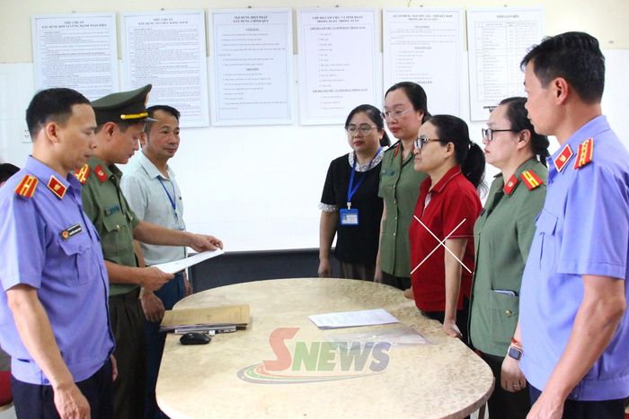 Cơ quan điều tra đọc lệnh bắt đối với Đàm Thị Tươi. Ảnh Công an cung cấp.
