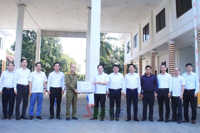 Đoàn công tác tặng quà cho cán bộ cửa khẩu bản Đán, huyện Mường Ét, tỉnh Hủa Phăn, nước CHDCND Lào.