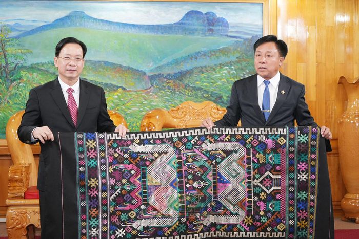 Lãnh đạo tỉnh Hủa Phăn tặng quà cho tỉnh Sơn La.