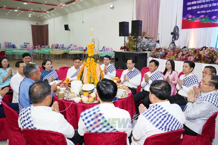 Các đại biểu dự lễ buộc chỉ cổ tay theo nghi thức của nước bạn Lào.