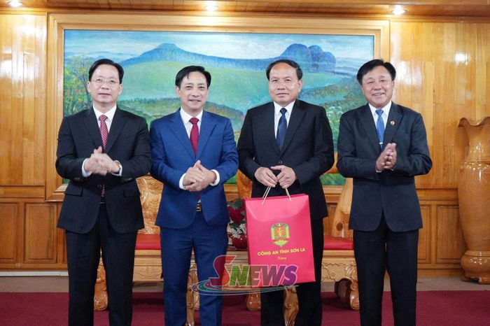 Lãnh đạo Công an tỉnh Sơn La tặng quà cho đại biểu tỉnh Hủa Phăn.