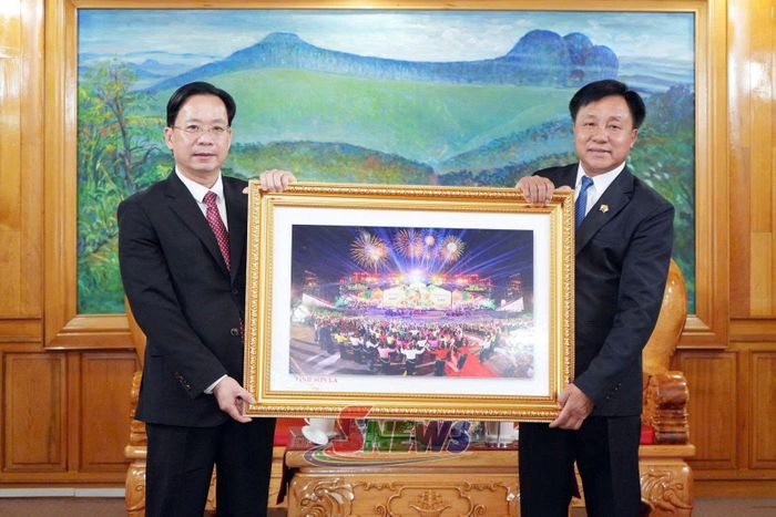 Đồng chí Bí thư Tỉnh ủy Sơn La tặng bức ảnh lưu niệm cho tỉnh Hủa Phăn.