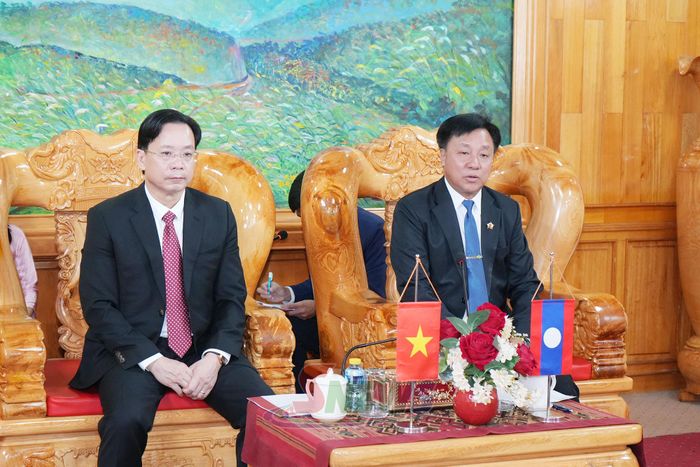 Lãnh đạo hai tỉnh trao đổi.