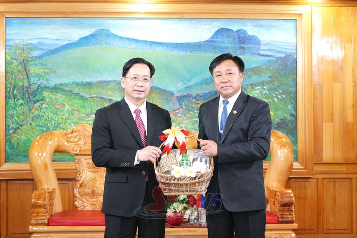 Lãnh đạo tỉnh Hủa Phăn tặng quà cho tỉnh Sơn La.