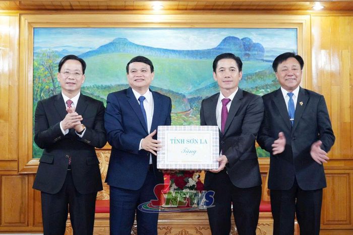 Lãnh đạo tỉnh Sơn La tặng quà cho tỉnh Hủa Phăn.
