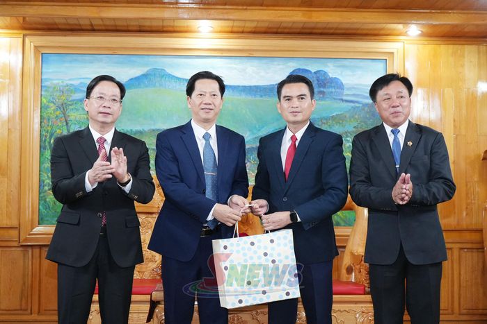 Lãnh đạo Văn phòng Tỉnh ủy Sơn La tặng quà cho đại biểu tỉnh Hủa Phăn.