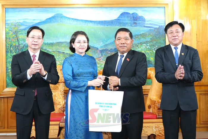 Lãnh đạo Ủy ban Kiểm tra Tỉnh ủy Sơn La tặng quà cho đại biểu tỉnh Hủa Phăn.