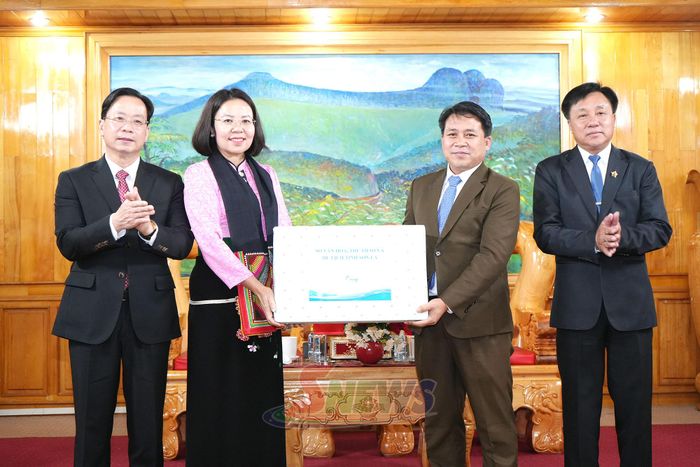 Lãnh đạo Sở Văn hóa, Thể thao và Du lịch tặng quà cho đại biểu tỉnh bạn.
