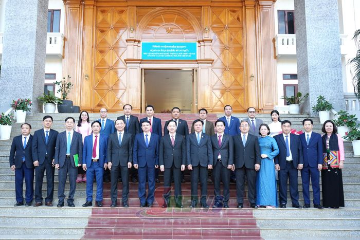 Đại biểu hai tỉnh chụp ảnh lưu niệm.