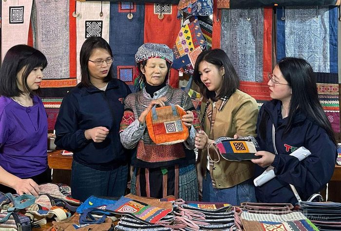 Ê-kíp phát thanh tác nghiệp tại cơ sở, tìm chất liệu đời sống cho chương trình.