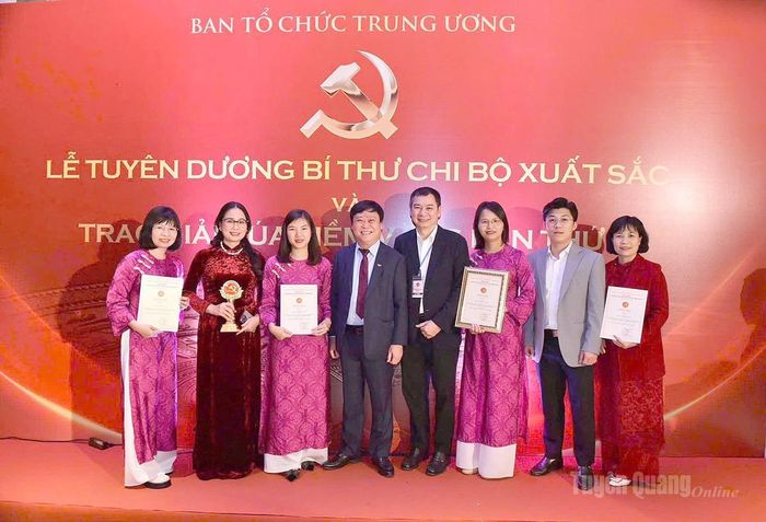 Nhà báo Đồng Mạnh Hùng, lãnh đạo Báo và phát thanh, truyền hình Tuyên Quang với nhóm tác giả đoạt giải C, Giải Búa Liềm Vàng năm 2025 thuộc loại hình phát thanh.